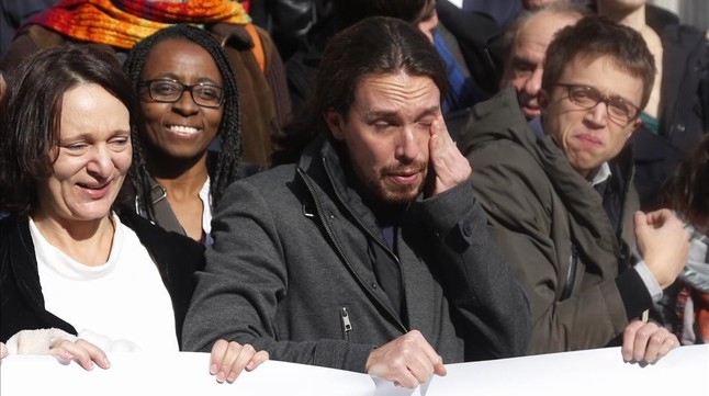pablo-iglesias-llora-emocion-ante-puerta-los-leones-congreso-1452701743772.jpg